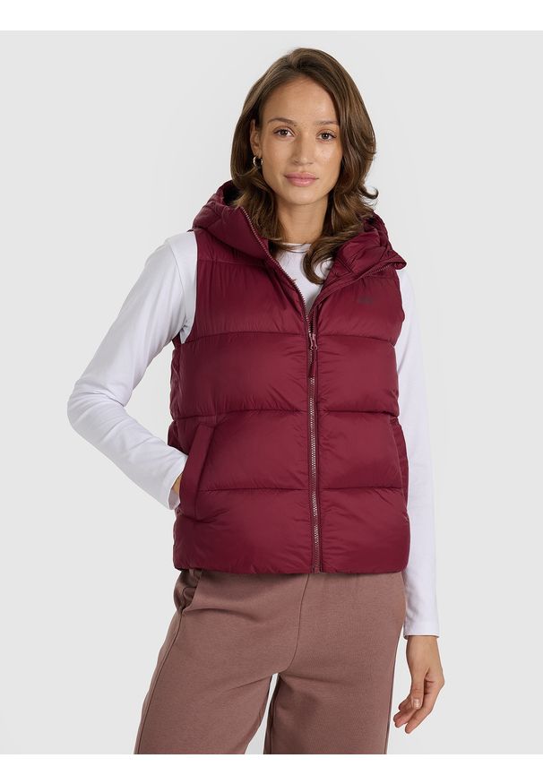 4f - 4F Bezrękawnik puchowy z wypełnieniem syntetycznym damski - czerwony S. Okazja: na co dzień. Kolor: czerwony. Materiał: syntetyk, puch. Długość rękawa: bez rękawów. Sezon: zima. Styl: casual, klasyczny