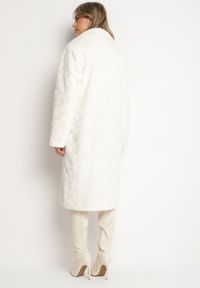 Born2be - Biały Płaszcz z Pikowanym Futerkiem i Wsuwanymi Kieszeniami Vertika. Okazja: na co dzień. Kolor: biały. Materiał: futro. Długość rękawa: długi rękaw. Długość: długie. Styl: wizytowy, casual #4