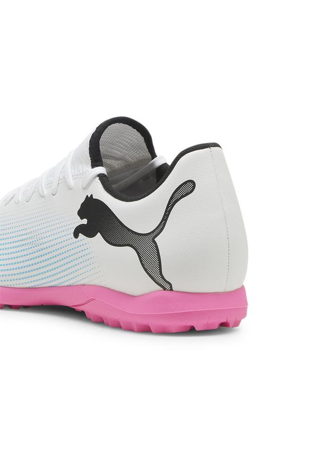 Buty piłkarskie męskie Puma Future 7 Play Tt. Kolor: biały, wielokolorowy, różowy, czarny. Materiał: materiał, syntetyk. Szerokość cholewki: normalna. Sport: piłka nożna