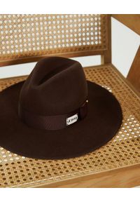 LESHKA - Brązowy kapelusz London. Kolor: brązowy. Wzór: aplikacja