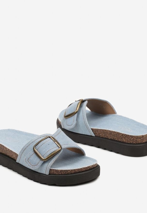 Renee - Niebieskie Jeansowe Klapki na Płaskiej Podeszwie z Szerokim Paskiem i Klamrą Humolia. Okazja: na co dzień. Nosek buta: otwarty. Kolor: niebieski. Materiał: jeans. Obcas: na płaskiej podeszwie. Styl: wakacyjny, casual