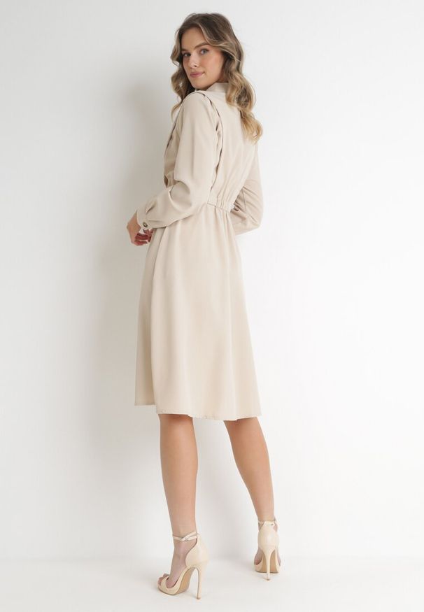 Born2be - Beżowa Sukienka Midi z Gumką w Pasie i Dodatkowym Paskiem ze Sprzączką Zawadi. Kolor: beżowy. Styl: elegancki. Długość: midi