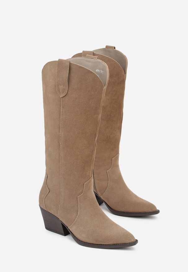 Born2be - Ciemnobeżowe Zamszowe Kozaki Kowbojki na Stożkowym Obcasie Sevra. Zapięcie: sprzączka. Kolor: beżowy. Materiał: zamsz. Obcas: na obcasie. Wysokość obcasa: średni