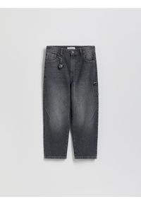 Reserved - Jeansy baggy z brelokiem - szary. Kolor: szary #1