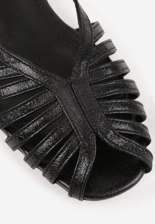 Born2be - Czarne Płaskie Sandały VICES z Cienkimi Paseczkami i Otwartym Noskiem Iphadora. Okazja: na co dzień. Nosek buta: otwarty. Zapięcie: pasek. Kolor: czarny. Styl: elegancki, casual