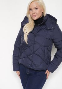 Born2be - Granatowa Pikowana Kurtka z Kieszeniami i Kapturem z Możliwością Odpięcia Nikigala. Okazja: na co dzień, na spacer. Kolekcja: plus size. Kolor: niebieski. Materiał: jeans, materiał. Styl: casual, elegancki #1