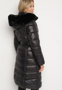 Born2be - Czarna Pikowana Kurtka o Długim Kroju z Odpinanym Kapturem z Futerkiem i Paskiem oleti. Okazja: na co dzień, na spacer. Kolor: czarny. Materiał: futro. Długość: długie. Sezon: zima. Styl: klasyczny, casual, elegancki #5