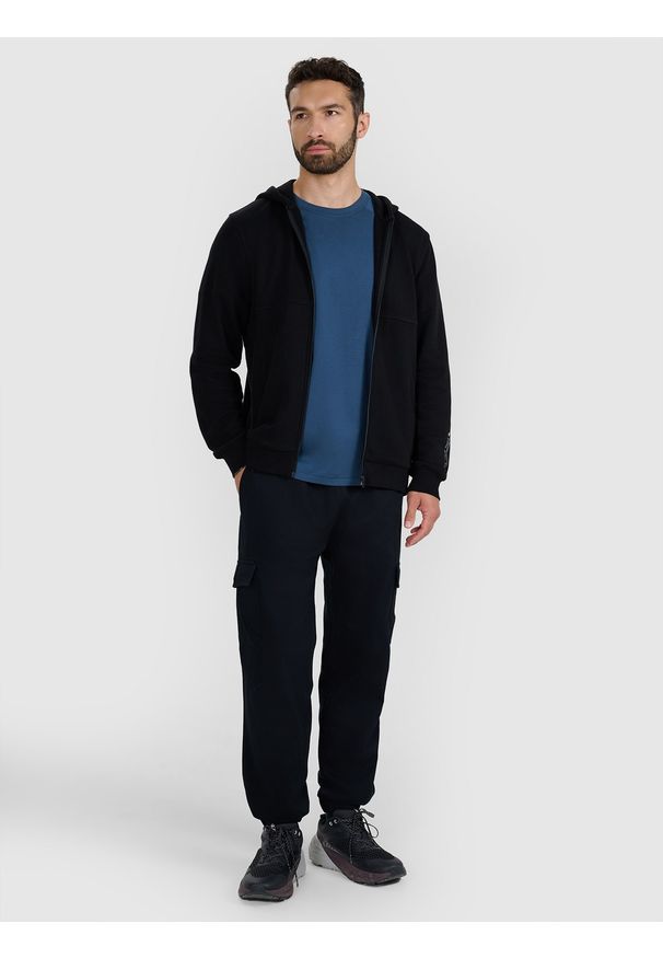 4f - 4F Bluza dresowa rozpinana z kapturem męska - czarna XL. Okazja: na co dzień. Typ kołnierza: kaptur. Kolor: czarny. Materiał: dresówka. Wzór: gładki, ze splotem, nadruk. Styl: klasyczny, sportowy, casual