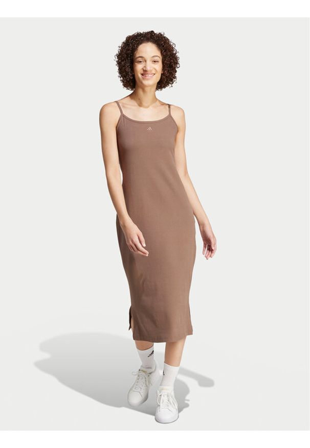 Adidas - adidas Sukienka codzienna ALL SZN IX3795 Brązowy Slim Fit. Okazja: na co dzień. Kolor: brązowy. Materiał: wiskoza, bawełna. Typ sukienki: proste. Styl: casual
