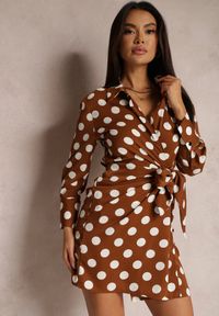 Renee - Brązowa Sukienka Kopertowa Nakima. Kolor: brązowy. Materiał: tkanina. Sezon: wiosna, jesień. Typ sukienki: kopertowe #4