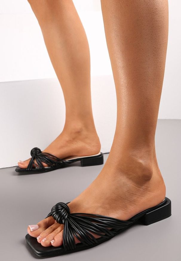 Born2be - Czarne Klapki na Płaskim Obcasie ze Splątanymi Paskami Melani. Okazja: na co dzień. Kolor: czarny. Obcas: na obcasie. Styl: elegancki, casual. Wysokość obcasa: niski