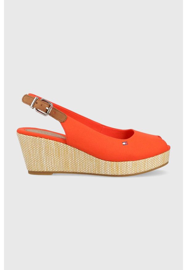 TOMMY HILFIGER - Tommy Hilfiger sandały damskie kolor pomarańczowy na koturnie. Nosek buta: okrągły. Zapięcie: klamry. Kolor: pomarańczowy. Obcas: na koturnie