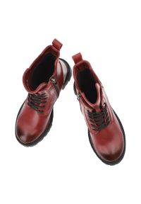 Botki damskie Filippo, na klocku skórzane za kostkę z okrągłym noskiem i na suwak, czerwone, DBT6501-25-RD. Okazja: na co dzień. Nosek buta: okrągły. Zapięcie: sznurówki. Kolor: czerwony. Szerokość cholewki: normalna. Wysokość cholewki: za kostkę. Materiał: skóra. Obcas: na obcasie. Styl: casual, rockowy. Wysokość obcasa: średni #3