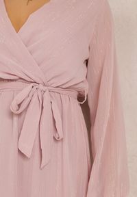 Renee - Różowa Sukienka Iphina. Kolor: różowy. Materiał: materiał. Długość rękawa: długi rękaw. Wzór: aplikacja. Typ sukienki: kopertowe. Styl: elegancki, wizytowy. Długość: mini #5