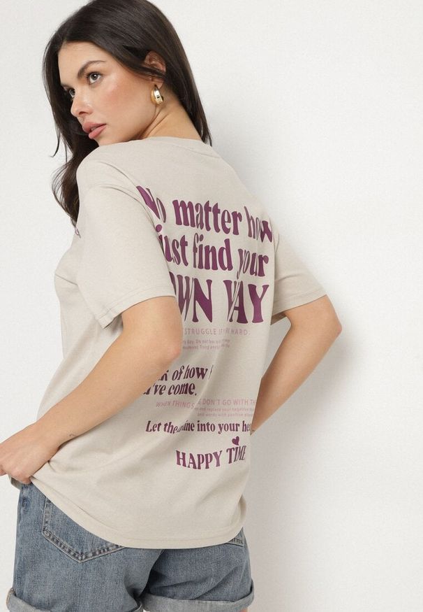 Born2be - Jasnobeżowy Bawełniany T-shirt Oversize Fillaria. Okazja: na co dzień. Kolor: beżowy. Materiał: bawełna. Wzór: aplikacja. Styl: klasyczny, casual