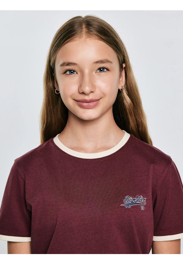Big-Star - Koszulka dziewczęca z kontrastowym wykoŅczeniem bordowa Kola 604. Okazja: na uczelnię. Kolor: czerwony. Materiał: dzianina, bawełna, jeans. Wzór: nadruk. Styl: młodzieżowy
