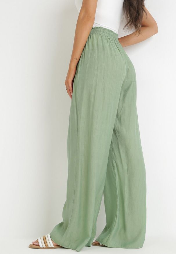 Born2be - Zielone Szerokie Spodnie z Wiskozy Zyona. Okazja: na co dzień. Kolor: zielony. Materiał: wiskoza. Styl: elegancki, casual
