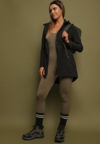Born2be - Czarna Kurtka Parka ze Sznurkiem w Talii i Kapturem Teridi. Okazja: na co dzień, na spacer. Kolor: czarny. Materiał: jeans. Długość rękawa: długi rękaw. Długość: długie. Styl: casual #4