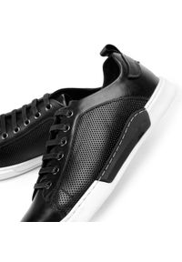 Wittchen - Męskie sneakersy skórzane na białej podeszwie czarne. Okazja: na co dzień. Kolor: czarny. Materiał: skóra. Wzór: gładki. Sport: kolarstwo