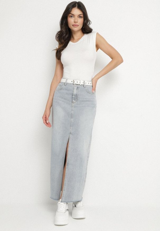 Born2be - Jasnoniebieska Ołówkowa Spódnica Jeansowa z Rozcięciem z Przodu Limirea. Okazja: na co dzień. Kolor: niebieski. Materiał: jeans. Styl: casual