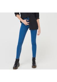 Sinsay - Jeansy skinny high waist - Niebieski. Stan: podwyższony. Kolor: niebieski #1