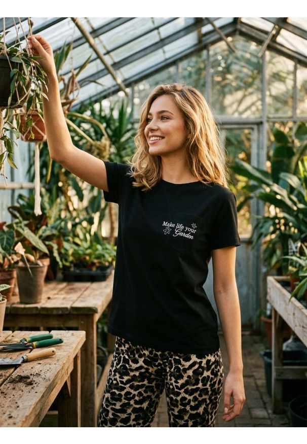 Sinsay - Bawełniana koszulka z haftem - czarny. Kolor: czarny. Materiał: bawełna. Wzór: haft