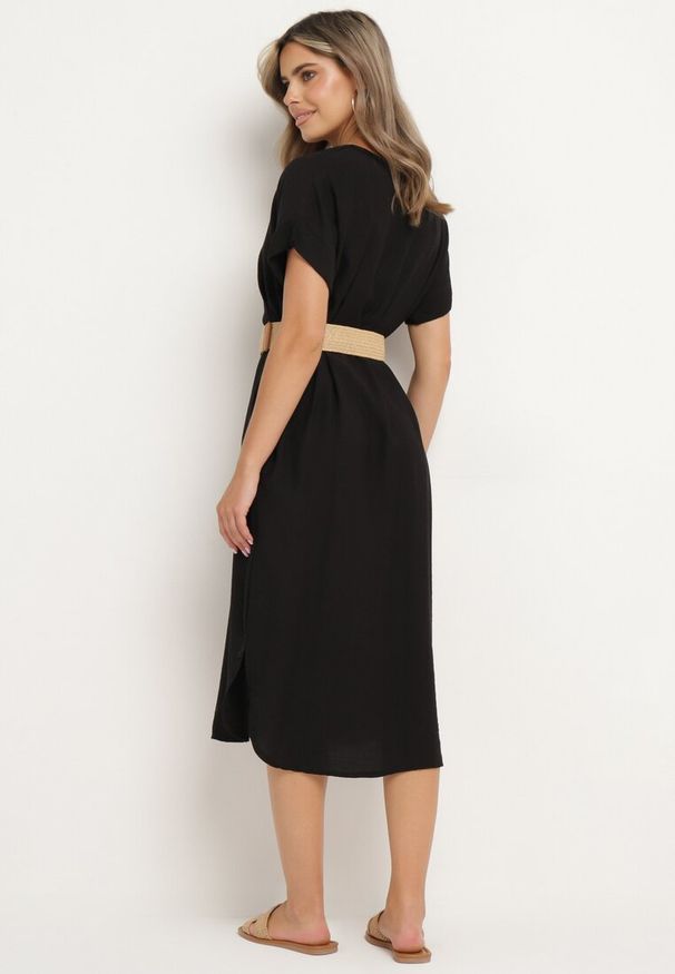 Born2be - Czarna Wiskozowa Sukienka z Paskiem Ozdobionym Plecionką i Klamrą Mlevena. Typ kołnierza: dekolt w kształcie V. Kolekcja: plus size. Kolor: czarny. Materiał: wiskoza. Długość rękawa: krótki rękaw. Wzór: aplikacja. Typ sukienki: dla puszystych. Styl: elegancki