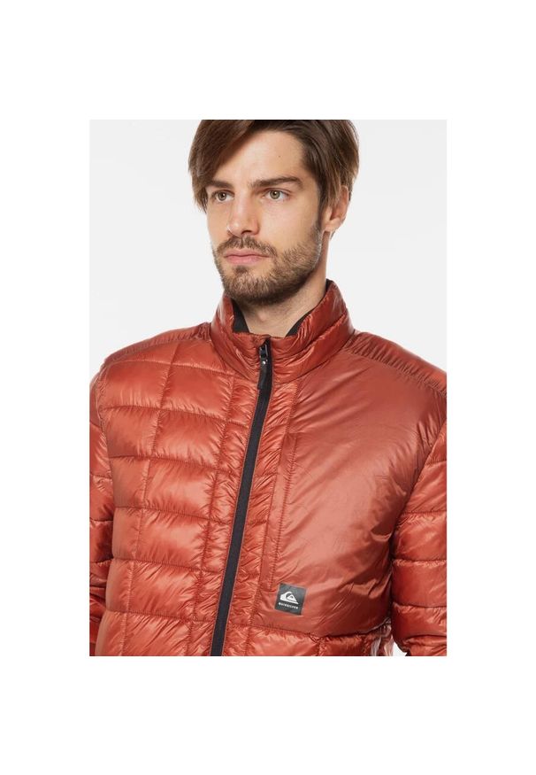 Kurtka zimowa męska Quiksilver Release pikowana. Kolor: brązowy. Materiał: poliamid. Sezon: zima. Sport: turystyka piesza