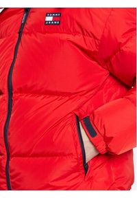 Tommy Jeans Kurtka puchowa Alaska DM0DM15445 Czerwony Regular Fit. Kolor: czerwony. Materiał: puch, syntetyk