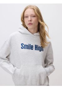 Reserved - Bluza z napisem - jasnoszary. Kolor: szary. Materiał: dzianina, bawełna. Wzór: napisy