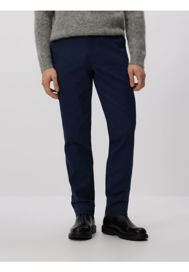 Reserved - Spodnie chino slim z regulacją w pasie - granatowy. Kolor: niebieski. Materiał: tkanina, bawełna