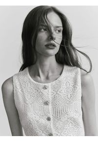 Reserved - Kamizelka z ozdobnymi guzikami - kremowy. Kolor: kremowy. Materiał: bawełna, dzianina #1