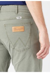 Wrangler - WRANGLER GREENSBORO MĘSKIE SPODNIE MATERIAŁOWE DUSTY OLIVE W15QY665M. Materiał: materiał