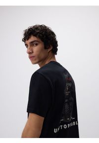 Reserved - T-shirt comfort z nadrukiem - czarny. Kolor: czarny. Materiał: dzianina, bawełna. Wzór: nadruk #1