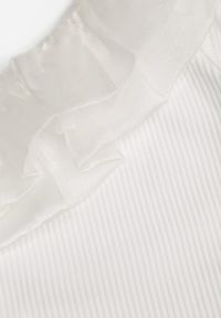 Renee - Biała Elegancka Prążkowana Bluzka Top na Jedno Ramię z Falbanką Actaleia. Okazja: na randkę. Kolor: biały. Materiał: prążkowany. Styl: elegancki #6