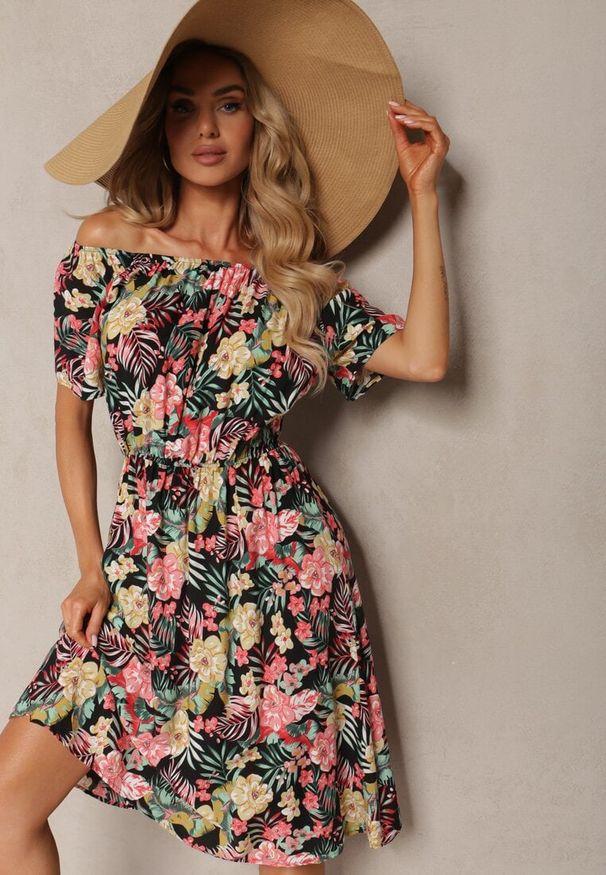 Renee - Czarn-Różowa Sukienka z Bawełny w Kwiatowy Print Dimizama. Okazja: na co dzień. Kolor: czarny. Materiał: bawełna. Długość rękawa: krótki rękaw. Wzór: kwiaty, nadruk. Typ sukienki: proste. Styl: elegancki, casual