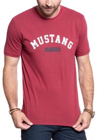 Mustang - MUSTANG T SHIRT Alex C Print RHUBARB 1008151 7194. Kolor: czerwony. Wzór: nadruk #3