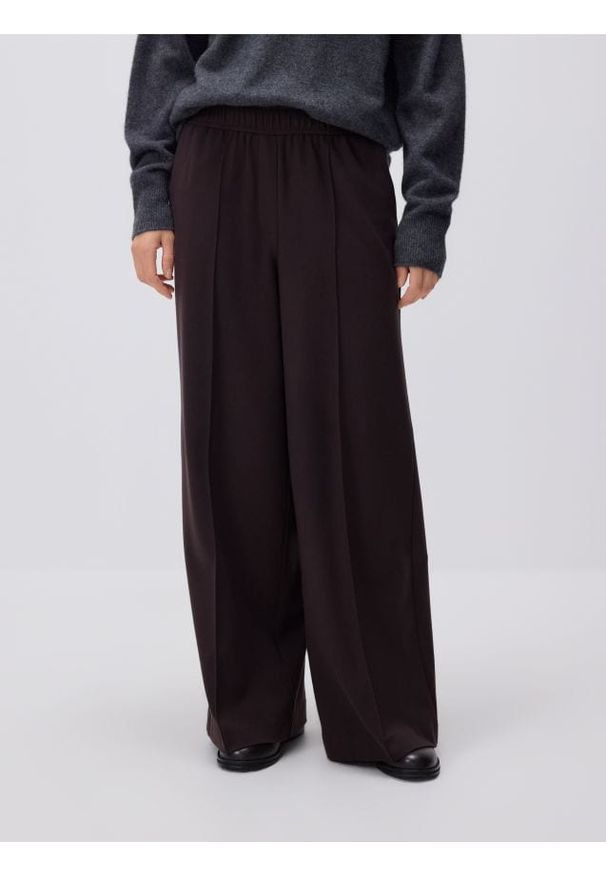 Reserved - Spodnie wide leg z kantem - ciemnobrązowy. Kolor: brązowy. Materiał: tkanina, wiskoza