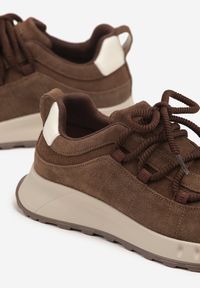 Born2be - Brązowe Sneakersy z Naturalnego Zamszu ze Skórzaną Wkładką Dolittea. Okazja: na co dzień. Kolor: brązowy. Materiał: zamsz, skóra. Wzór: aplikacja #6