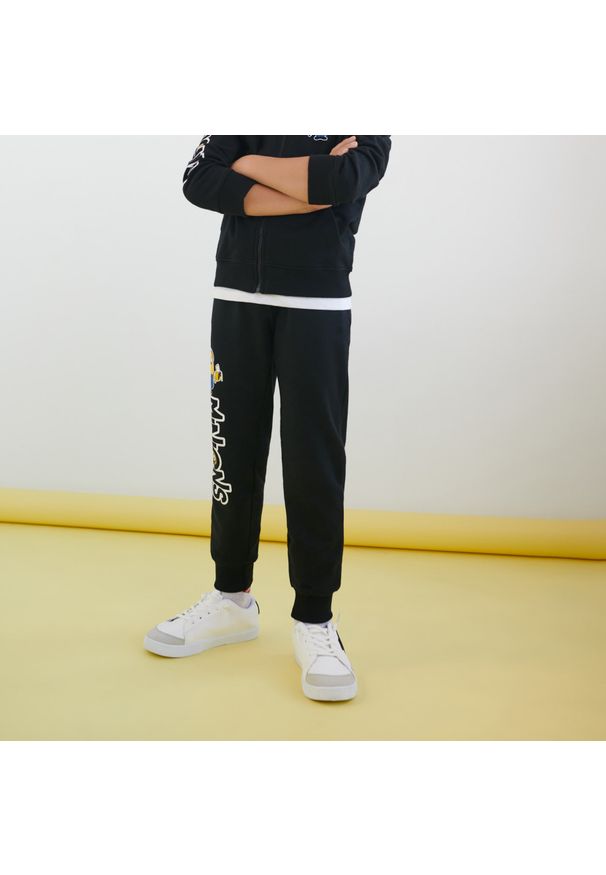 Sinsay - Spodnie dresowe jogger Minionki - Czarny. Kolor: czarny. Materiał: dresówka. Wzór: motyw z bajki