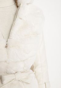 Born2be - Beżowa Futrzana Kurtka z Kapturem Wiązanym Paskiem i Rękawami z Imitacji Skóry z Klamrami Mesirya. Okazja: na co dzień. Typ kołnierza: kaptur. Kolor: beżowy. Materiał: skóra, futro. Wzór: aplikacja. Styl: casual, elegancki #7