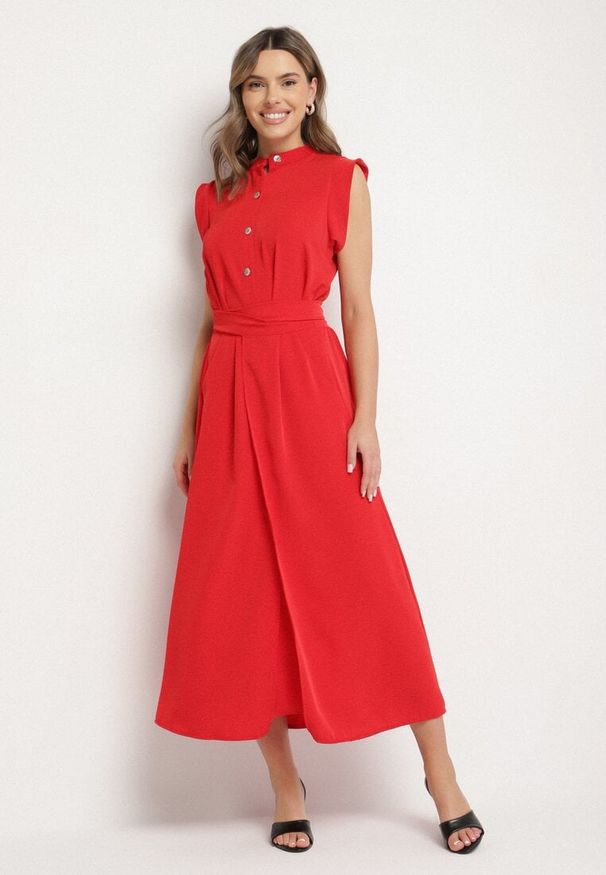 Born2be - Czerwona Sukienka Koszulowa o Rozkloszowanym Kroju z Wiązaniem w Pasie Mavirielle. Okazja: na co dzień. Typ kołnierza: dekolt w serek. Kolor: czerwony. Materiał: skóra. Długość rękawa: długi rękaw. Typ sukienki: koszulowe. Styl: casual, elegancki