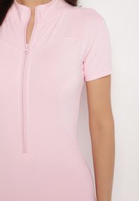 Born2be - Różowy Kombinezon z Półgolfem z Ozdobnymi Przeszyciami Lumienne. Okazja: na co dzień. Kolor: różowy. Styl: casual #7