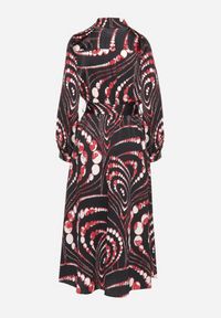 Born2be - Czarno-Czerwona Rozkloszowana Sukienka o Koszulowym Kroju z Gumką w Pasie w Abstrakcyjny Wzór Daltinnia. Okazja: na co dzień. Kolor: czarny. Długość rękawa: długi rękaw. Typ sukienki: koszulowe. Styl: casual #3