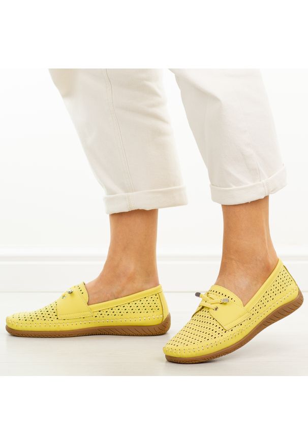 Żółte ażuowe skórzane mokasyny damskie Vinceza 93217. Okazja: na co dzień. Nosek buta: okrągły. Kolor: żółty. Materiał: skóra. Szerokość cholewki: normalna. Sezon: wiosna, lato, jesień. Styl: casual
