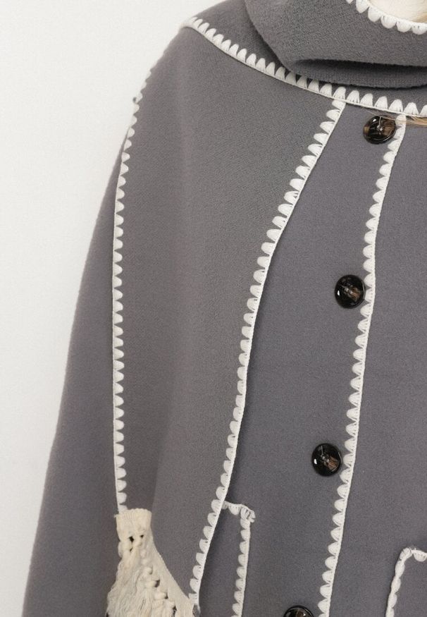 Born2be - Szara Pudełkowa Kurtka z Ozdobnymi Przeszyciami i Szalikiem Salenalia. Okazja: na co dzień. Kolor: szary. Materiał: jeans. Styl: casual, elegancki