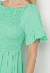 Born2be - Jasnozielona Bawełniana Sukienka o Kroju Hiszpanki z Elastyczną Górą Niloviria. Okazja: na co dzień. Typ kołnierza: dekolt hiszpanka. Kolor: zielony. Materiał: bawełna. Długość rękawa: krótki rękaw. Styl: casual, klasyczny #4