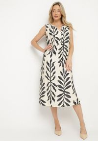 Born2be - Czarna Sukienka z Wiskozą Pudełkowa w Malowany Wzór Hiliona. Kolor: czarny. Materiał: wiskoza #1