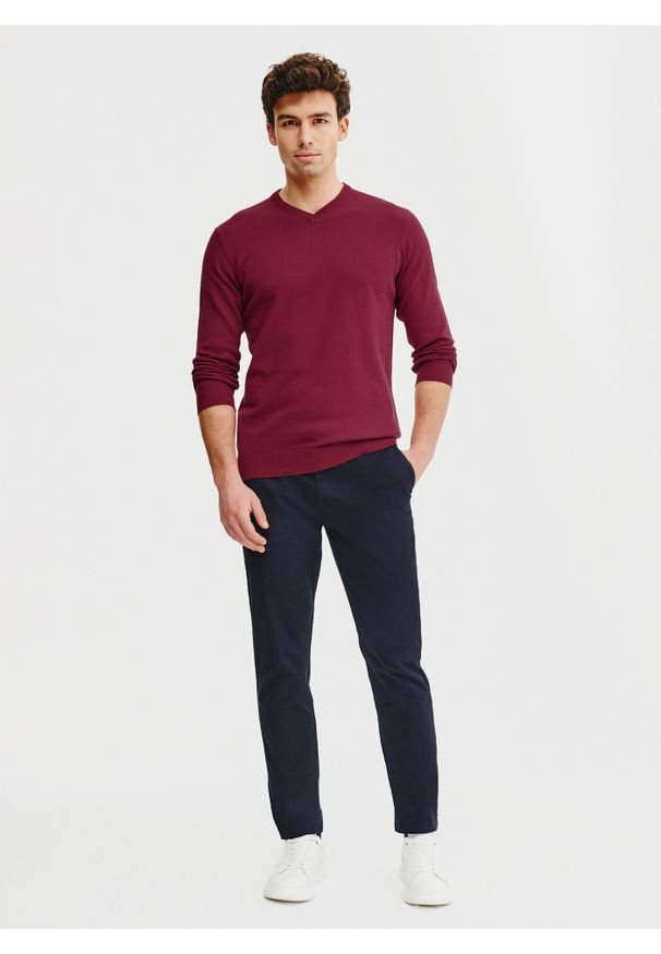 Pako Lorente - PAKO LORENTE – Czerwony męski sweter w serek. Typ kołnierza: dekolt w serek. Kolor: czerwony, niebieski, zielony. Materiał: bawełna. Sezon: wiosna