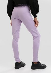 Born2be - Jasnofioletowe Spodnie Dresowe Riverflare. Kolor: fioletowy. Materiał: dresówka. Długość: długie #6